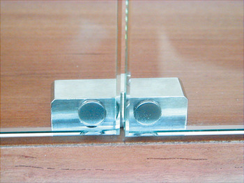 Magnetic catch, for all-glass constructions